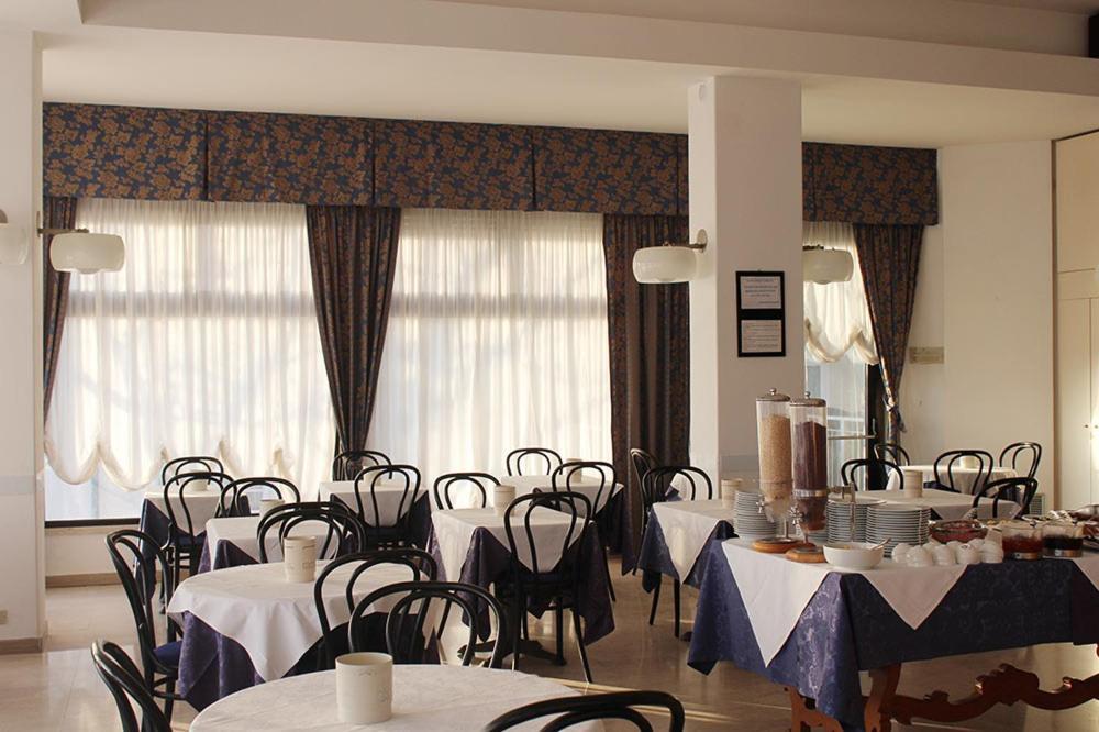 Hotel Grand Meeting Ріміні Екстер'єр фото