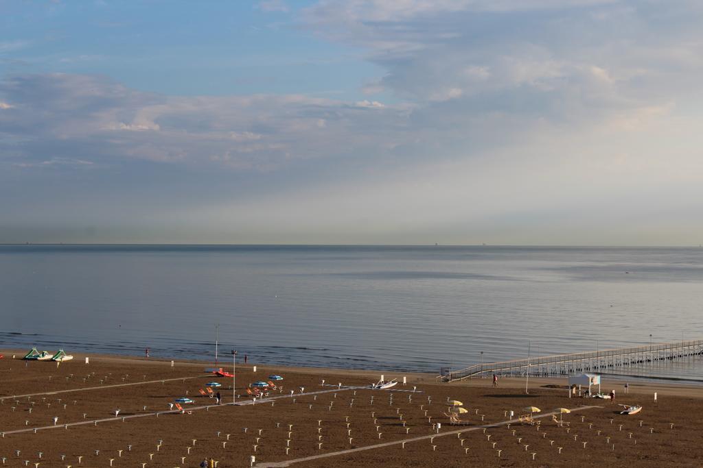 Hotel Grand Meeting Ріміні Екстер'єр фото