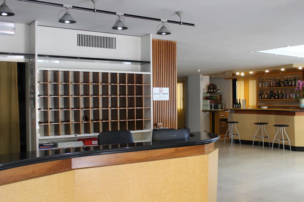 Hotel Grand Meeting Ріміні Екстер'єр фото